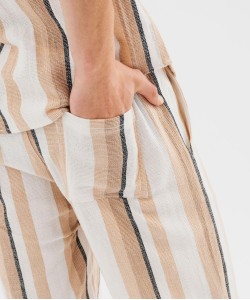 Short large à rayures avec ceinture ajustable pour homme